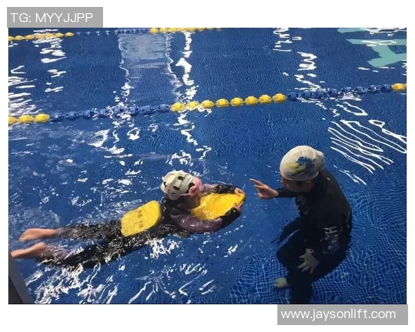 游泳对身体健康的多重益处及其对心肺功能和肌肉强度的积极影响