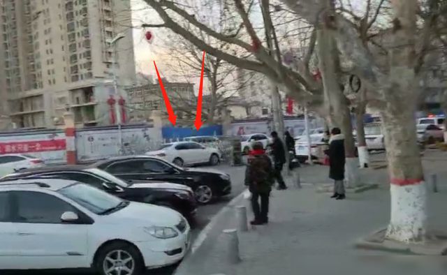 星空体育(中国)官方网站河南女子驾车撞开县当局大门顶着电动门